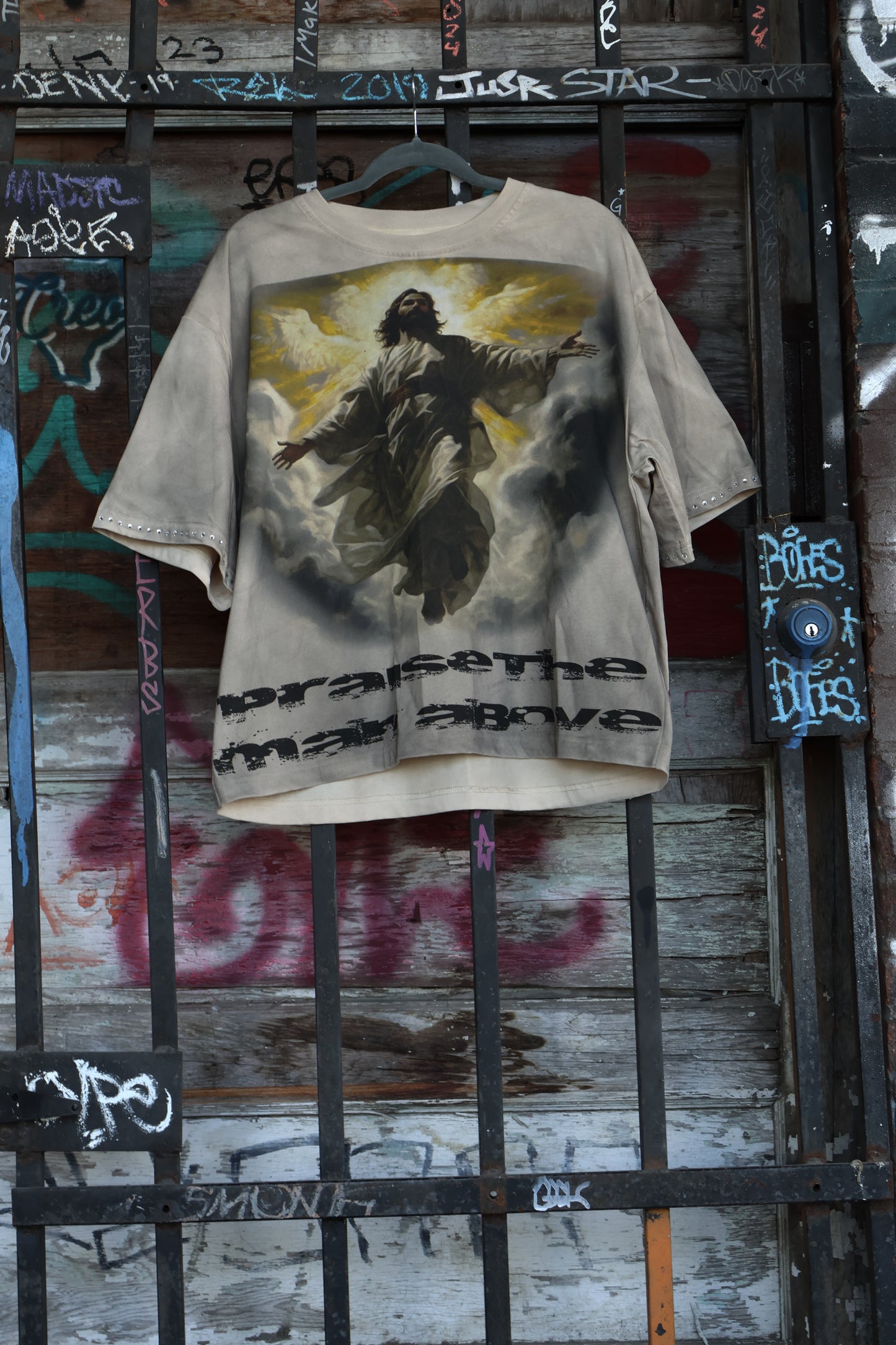 Praise the man above graphic tee