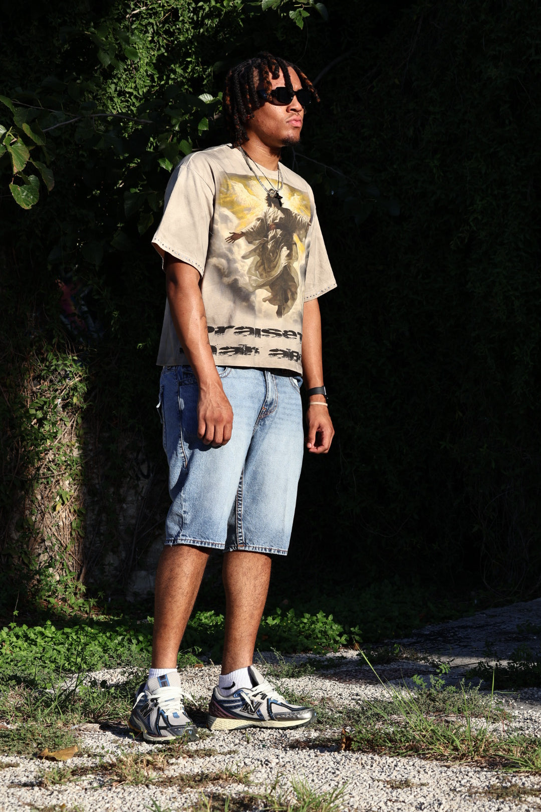 Praise the man above graphic tee