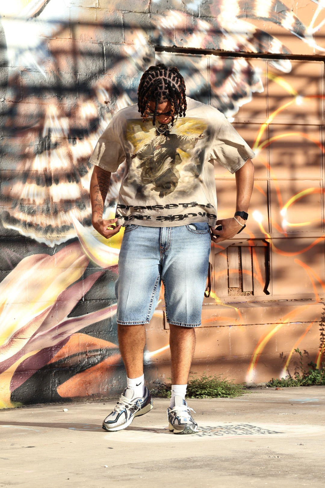 Praise the man above graphic tee